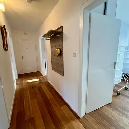 Frisch Renovierte Mit Balkon In Zentraler Lage Apartment